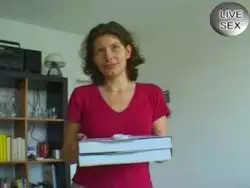 Fickrige Hausfrau massiert sich die rasierte Muschi