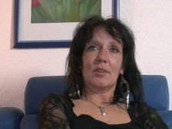 Hübsche alte Frau präsentiert ihre feuchte Möse