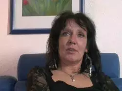 Hübsche alte Frau präsentiert ihre feuchte Möse