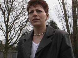 Scharfe MILF rasiert sich ihre heiße Möse