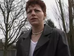 Scharfe MILF rasiert sich ihre heiße Möse