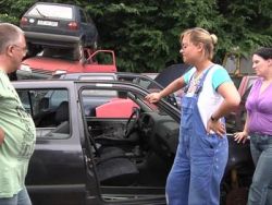 Der dicke Kerl und zwei scharfe Milfs ficken beim Rudelbums zwischen schrottreifen Autos