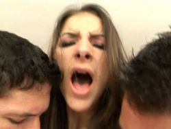 Lüsterne Stecher bumsen Nutte beim Sex zu dritt