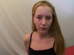 Teen Luder verwöhnt Schwengel beim Gruppenfick