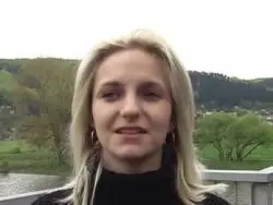 Die geile Bitch schleckt dem Typen an der frischen Luft den Pimmel