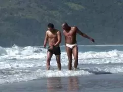 Draußen am Strand machen es sich die beiden schwulen Männer gegenseitig