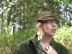 Eine scharfe Hobbynutte wird Outdoor in die triefende Möse gefickt