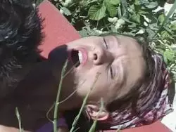In der Natur lässt sich die fickbereite Mutti knallen
