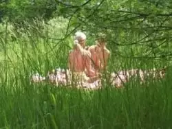 Lesbo Girls schlecken sich ihre glatten Muschis im Freien