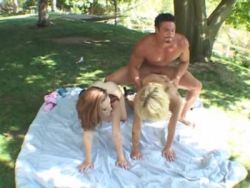 Outdoor lassen sich die geilen Frauen von einem Kerl ficken
