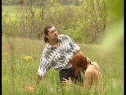 Rothaarige Frau liebt Outdoor Sex mit blasen und ficken