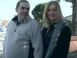 Das Girl leckt seinen Riemen im Treppenhaus