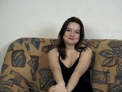 Das Teenie Luder bläst den Pimmel des alten Herren