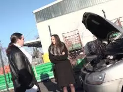 Der Fetischmaster vögelt der Schlampe seinen Prügel hart in den Mund