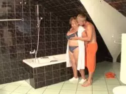 Der Pimmel des Kerls wird durch den Mundfick der fetten Gilf richtig groß
