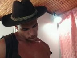 Die geile Frau bläst dem Cowboy den Schwanz