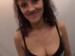 Die geile Hausfrau ist spermageil und lässt sich zahlreich die Mundfotze anwichsen