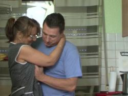 Die scharfe Hausfrau bläst dem Typen den Schwanz