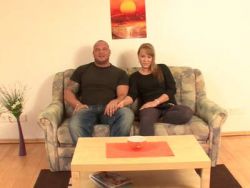 Die untervögelte Tussi lutscht ihrem Rammler willig den Schwanz