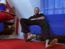 Dunkelhaariges Flittchen lutscht mehrere harte Penisse beim Gruppenfick