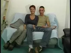 Eine williges Bückstück macht einen Mundfick und schluckt den Schwengel