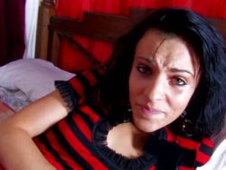 Gierig saugt das gepiercte Girl ihrem Freund den Penis