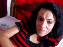 Gierig saugt das gepiercte Girl ihrem Freund den Penis