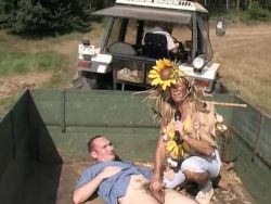 Hingebungsvoll bläst die hellblonde Schlampe den winzigen Pimmel