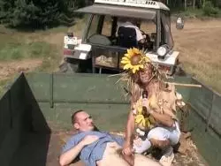 Hingebungsvoll bläst die hellblonde Schlampe den winzigen Pimmel