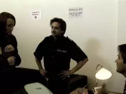 Hübsche schlanke Schlampe saugt zwei Schniedel