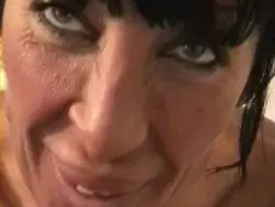 Notgeile Hobbyhure gibt dem harten Ständer ein Blasjob