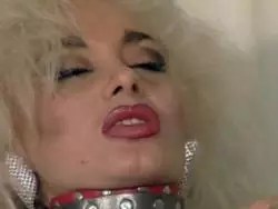 Wollüstige blonde Lesbe leckt und poppt Ebony Schlampe mit Gummischwanz