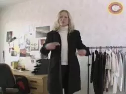 Blanke Blondinen Pflaume wird vom Riesenschwanz gebumst