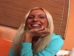 Blondine lässt sich die haarfreie Muschi nach dem Mundfick vögeln