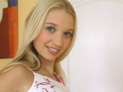 Das blonde Weib fingert sich die rasierte Ritze