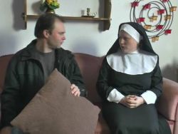 Der Kerl mit dem kleinen Schwanz vögelt die Nonne in ihre blanke Muschi