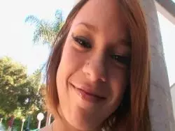 Der Lover lutscht seiner Freundin die rasierte Pussy ab