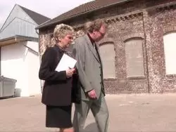 Die erfahrene Bitch bekommt ihre rasierte Pussy abgeschleckt