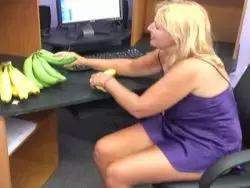 Die Lady fickt sich ihre unbehaarte Fotze mit Bananen