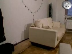 Die Nutte wird in ihre unbehaarte Fotze gefickt