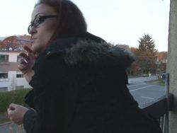 Die Schlampe hat eine schöne rasierte Möse in ihrem Slip versteckt
