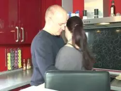 Ein lüsternes Girl mit glatter Möse wird gerammelt