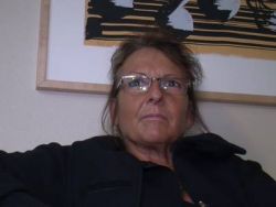 Granny mit einer blanken Möse beim Solosex