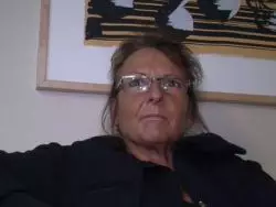 Granny mit einer blanken Möse beim Solosex