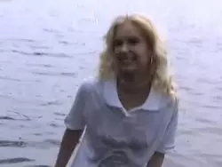 Ihre glatte Fotze lässt sie sich am liebsten Outdoor poppen