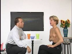 Kurzhaarige Lady bekommt die kahle Ritze durchgenommen