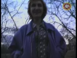 Mama mit einer blanken Fickspalte beim Solofick