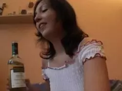 Notgeiles Teen mit vollen Hupen verwöhnt sich die blanke Möse