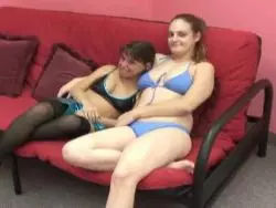 Dickbrüstiges Lesbo Girl bekommt die Pussy bis zum Orgasmus gelutscht