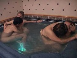 Die blonde Hure lässt sich die dicken Euter verwöhnen